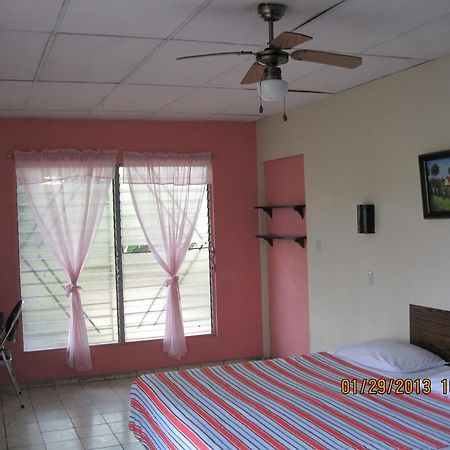 Hostal Dona Marta San Salvador Buitenkant foto