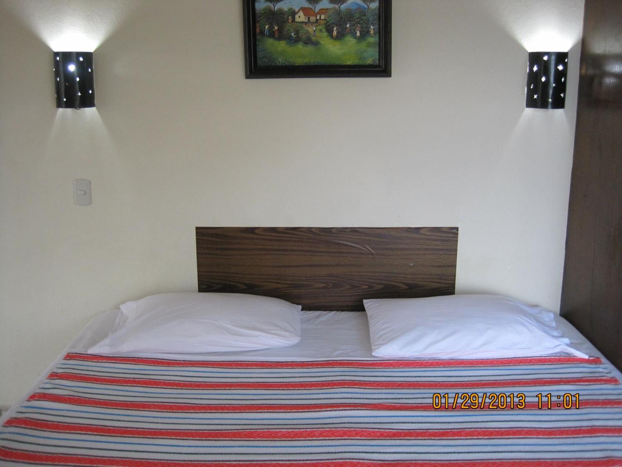 Hostal Dona Marta San Salvador Buitenkant foto