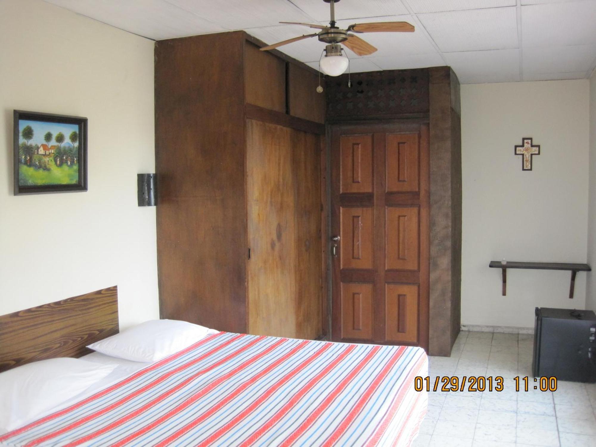 Hostal Dona Marta San Salvador Buitenkant foto