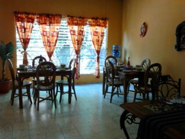 Hostal Dona Marta San Salvador Buitenkant foto