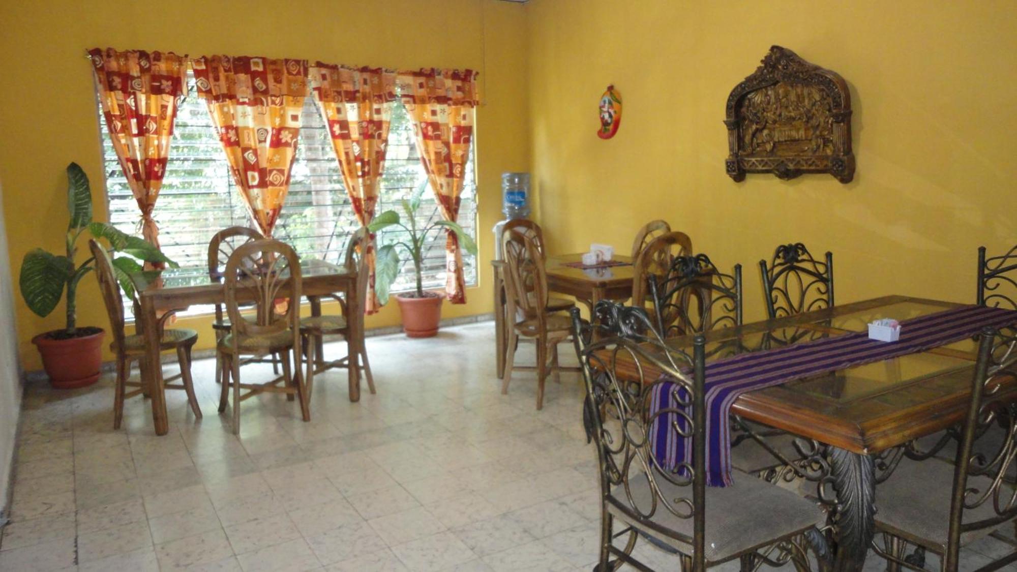 Hostal Dona Marta San Salvador Buitenkant foto