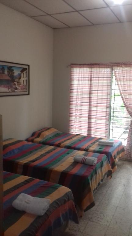 Hostal Dona Marta San Salvador Buitenkant foto