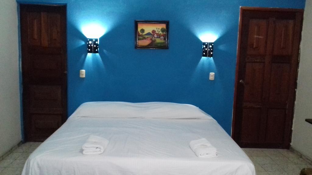 Hostal Dona Marta San Salvador Buitenkant foto