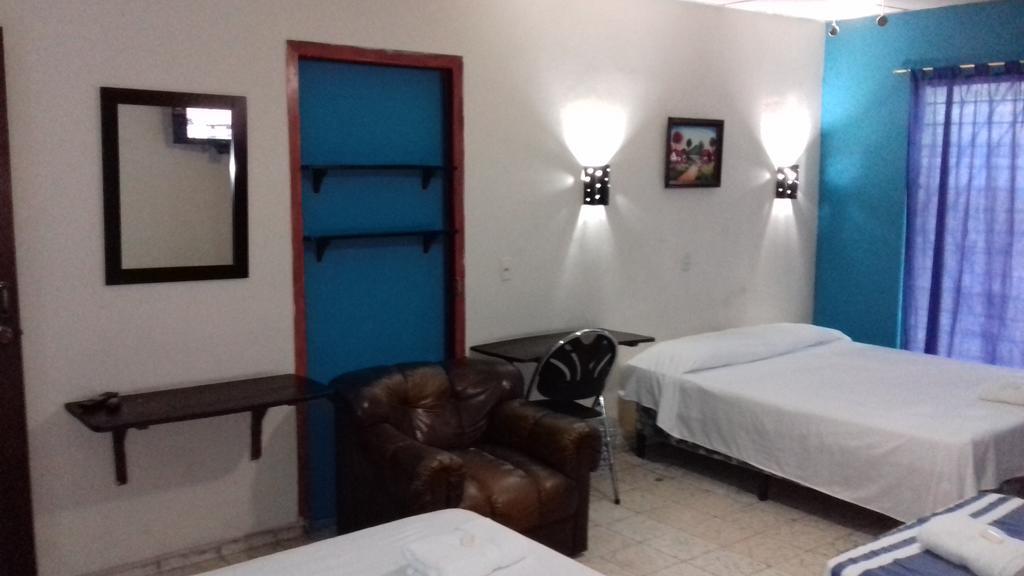 Hostal Dona Marta San Salvador Buitenkant foto