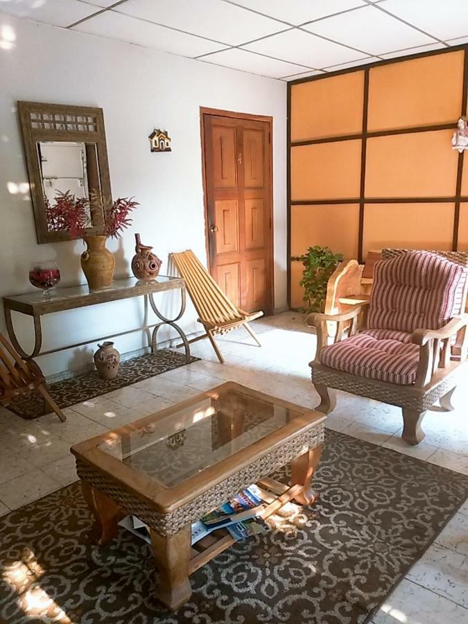 Hostal Dona Marta San Salvador Buitenkant foto