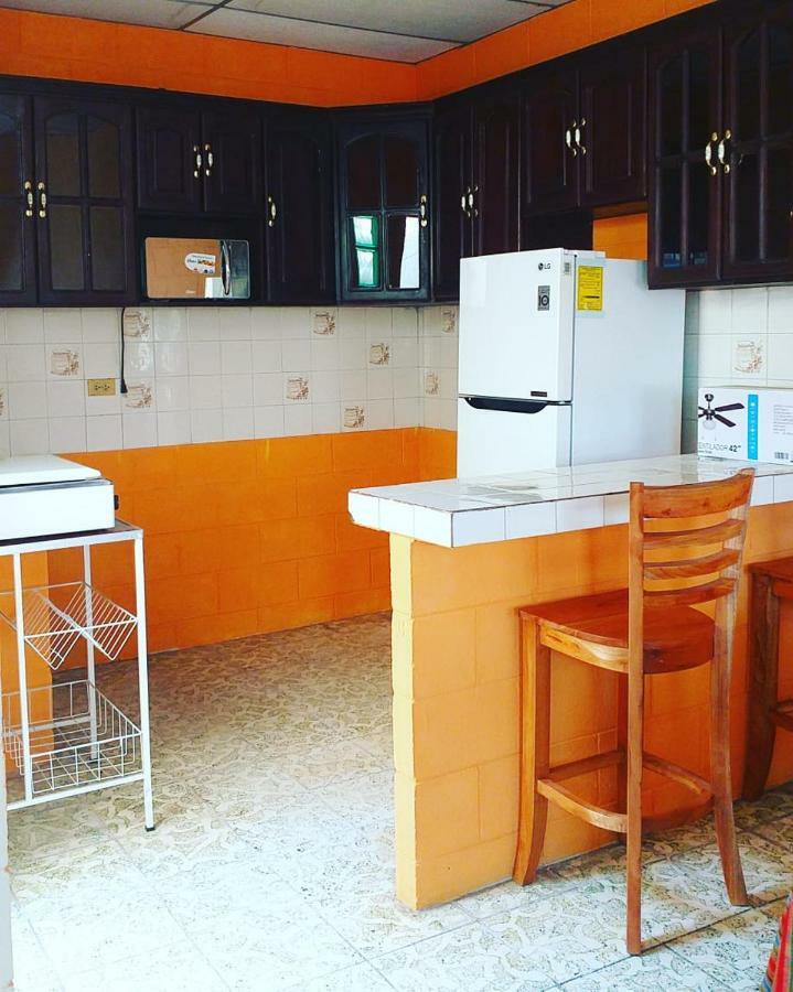 Hostal Dona Marta San Salvador Buitenkant foto